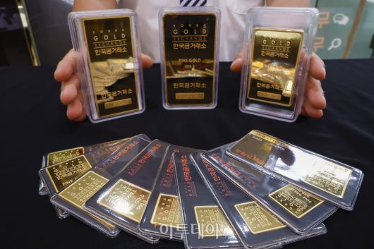 9일 서울 종로구 한국금거래소에서 관계자가 골드바를 정리하고 있다. 조현호 기자 hyunho@