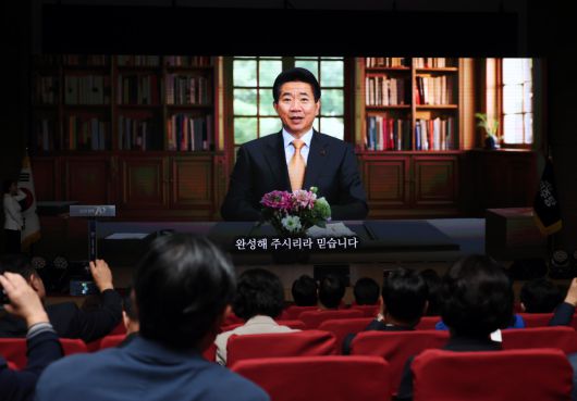 AI 기술로 만들어진 노무현 전 대통령의 인사 영상이 19일 서울 여의도 국회 의원회관에서 열린 더불어민주당 창당 70주년 기념식에서 상영되고 있다. 2025.09.19.