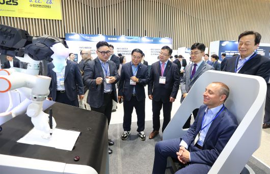 22일 수원컨벤션센터에서 열린 ‘G-BIO WEEK X AI Connect With G-FAIR 2025’에서 김현곤 경과원장과 주요 관계자들이 행사 현장을 둘러보고 있다.