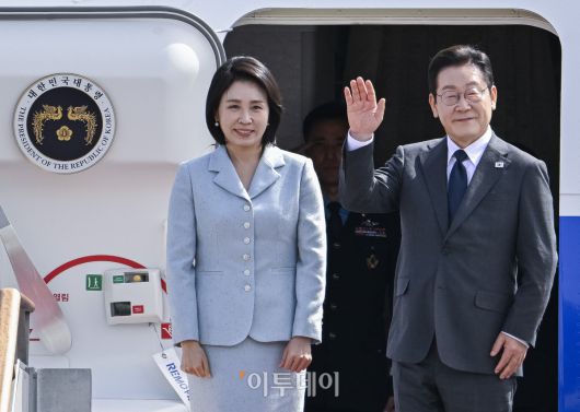 이재명(오른쪽) 대통령과 배우자 김혜경 여사가 22일 경기 성남시 서울공항에서 취임 후 처음으로 미국 뉴욕에서 열리는 제80차 유엔총회 고위급 회의에 참석하기 위해 출국하며 손을 들어 인사하고 있다. 조현호 기자 hyunho@