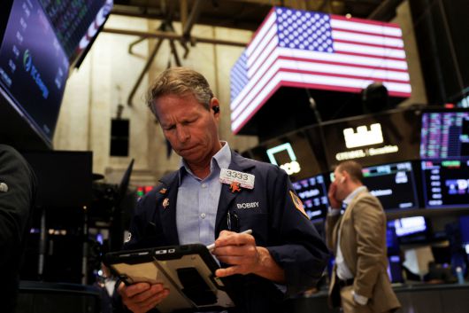 뉴욕증권거래소(NYSE)에서 22일(현지시간) 트레이더가 주가를 살피고 있다.