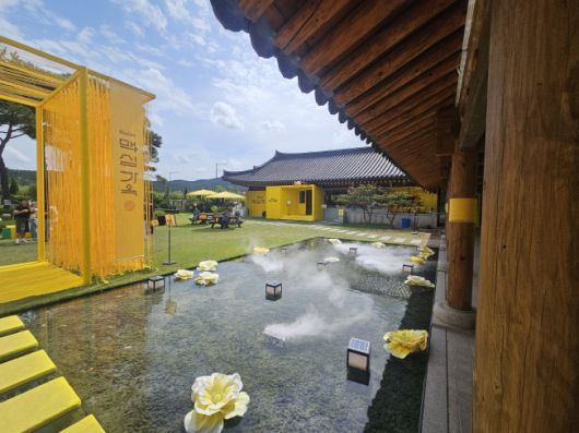 19일 경주 맥심가옥 내부 포토존과 가배뜰, 맛있당 건물이 보이고 있다.