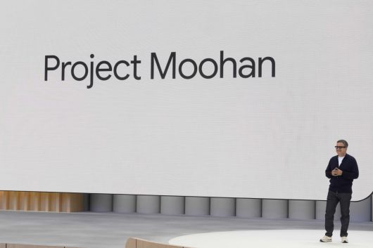 샤람 이자디 구글 XR 플랫폼&제품 담당 부사장이 20일(현지시간) 미국 캘리포니아주 마운티뷰에서 열린 자사 연례 개발자 콘퍼런스 ‘구글 I/O 2025’에서 삼성전자와 협업 중인 안드로이드 XR 헤드셋 프로젝트 ‘무한’을 소개하고 있다. 구글은 이날 삼성 등과 헤드셋에 이어 스마트안경도 함께 개발한다고 밝혔다. 마운틴뷰(미국)/AP연합뉴스