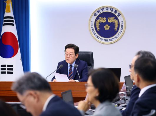 이재명 대통령이 2일 용산 대통령실에서 열린 수석보좌관회의를 주재하고 있다.