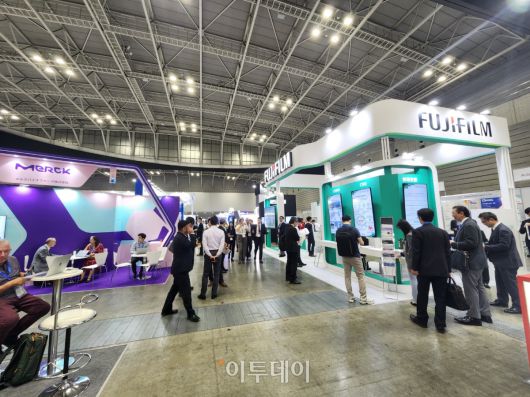 행사장 내부에 위치한 머크와 후지필름의 부스.