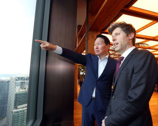 최태원(왼쪽) SK그룹 회장과 샘 올트먼(오른쪽) 오픈AI 최고경영자가 1일 서울 종로구 SK서린빌딩에서 대화를 나누고 있다.