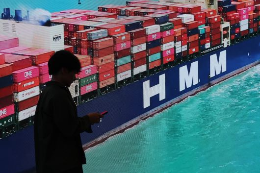 HMM 본사 사무실 내부 전광판 모습.