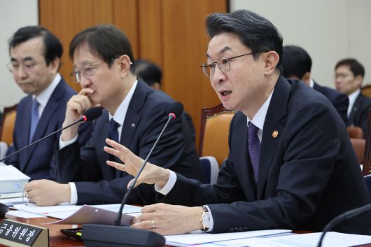 답변하는 이억원 금융위원장.