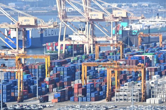 경기도 평택항에 수출입 컨테이너가 쌓여있다.