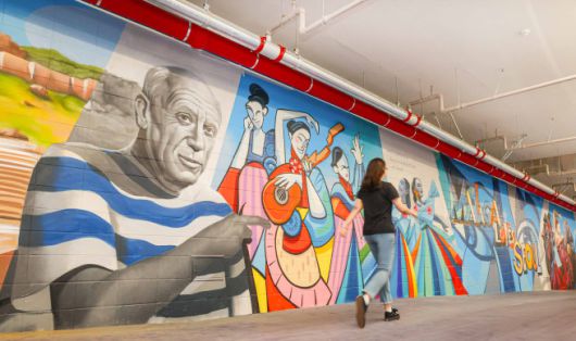 서울 서초구 고속터미널과 반포한강공원을 잇는 지하 공공보행통로 내 '피카소 벽화' 모습.