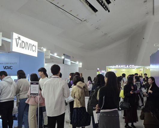 30일부터 내달 2일까지 진행되는 컬리뷰티페스타 2025 관람객들이 비디비치 부스를 방문하기 위해 줄을 서 있다.