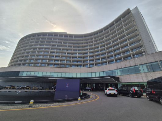 30일 경북 경주시 라한셀렉트 호텔 전경. 호텔 주변에는 경비가 강화되어 삼엄한 분위기가 감돌고 있다.