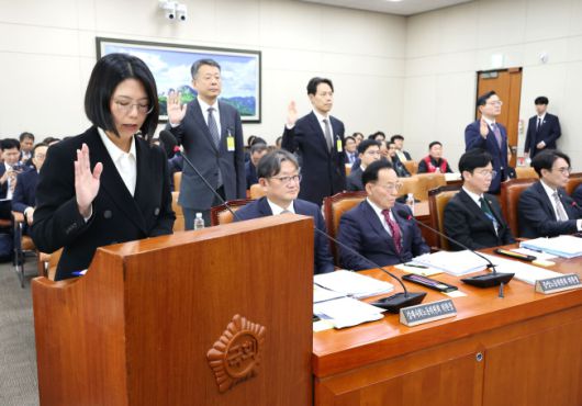 30일 국회 기후에너지환경고용노동위원회에서 열린 종합감사에서 김기원 한국맥도날드 대표이사를 비롯한 증인들이 선서를 하고 있다. (왼쪽부터) 김 대표이사와 김광일 MBK파트너스 부회장, 황순배 네이버 인사총괄, 그리고 강인석 이마트 지원본부장 겸 노사협력담당.