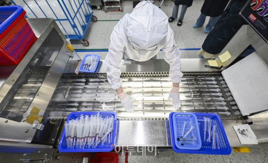 22일 경기도 안성시 HLB생명과학 안성2공장 주사기 생산시설에서 직원들이 주사기 불량검사를 하고 있다. 조현호 기자 hyunho@