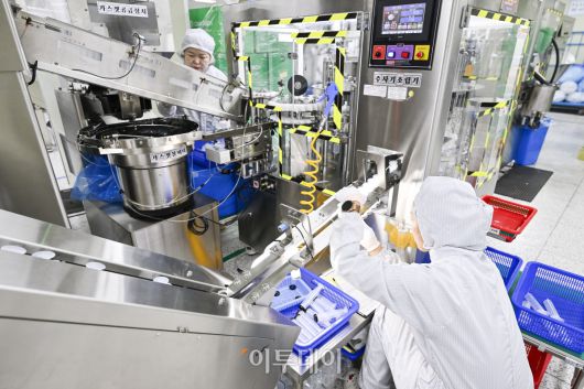 22일 경기도 안성시 HLB생명과학 안성2공장 주사기 생산시설에서 직원들이 주사기 불량검사를 하고 있다. 조현호 기자 hyunho@