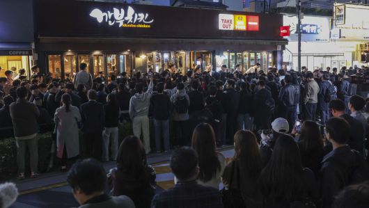 30일 서울 삼성동 인근 깐부치킨에서 젠슨황 엔비디아 최고경영자가 이재용 삼성전자 회장, 정의선 현대차 그룹 회장이 회동할 것으로 알려지자 취재진과 시민들로 붐비고 있다. 신태현 기자 holjjak@