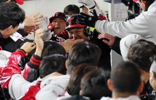 30일 대전한화생명볼파크에서 열린 2025 프로야구 KBO리그 포스트시즌 한국시리즈 4차전 LG 트윈스와 한화 이글스의 경기. 9회초 무사 2루 때 2점 홈런을 친 LG 박동원이 동료들의 축하를 받고 있다.