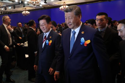 이재명 대통령과 시진핑 중국 국가주석이 31일 경북 경주시 라한셀렉트호텔에서 열린 2025 아시아태평양경제협력체(APEC) 정상회의 갈라만찬에 참석한 뒤 함께 걸어나가고 있다.