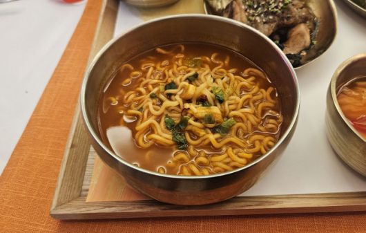 3일 서울 중구 보코서울 명동호텔에서 열린 삼양식품 신제품 출시 발표회에서 이날 공개된 삼양 1963 제품 시식용 라면이 제공됐다.