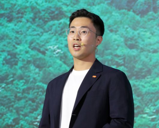 김정수 삼양식품 부회장의 장남인 전병우 삼양라운드스퀘어 전략총괄이 2023년 9월 14일 서울 종로구 누디트 익선에서 열린 삼양라면 출시 60주년 기념 비전선포식에서 발표 하고 있다.