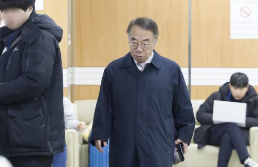 '사법농단' 의혹으로 1심에서 징역형 집행유예를 선고받은 임종헌 전 법원행정처 차장이 27일 서울 서초구 서울고등법원에서 열린 직권남용 권리행사 방해 등 혐의 항소심 선고 공판에 출석하고 있다.