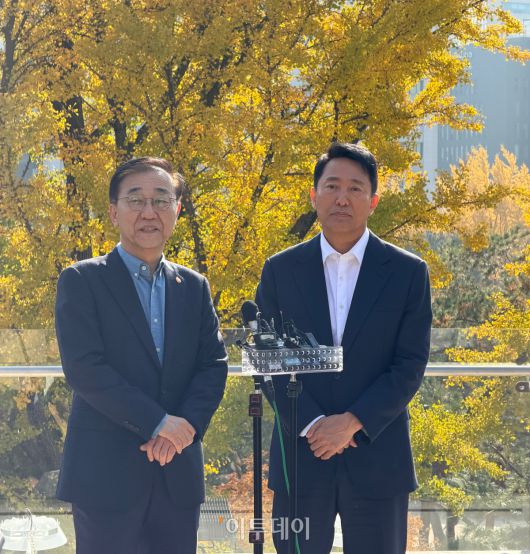 11월 13일 김윤덕 국토부 장관(왼쪽)과 오세훈 서울시장이 서울 중구 달개비에서 오찬 회동을 마친 뒤 기자들의 질의에 답하고 있다.