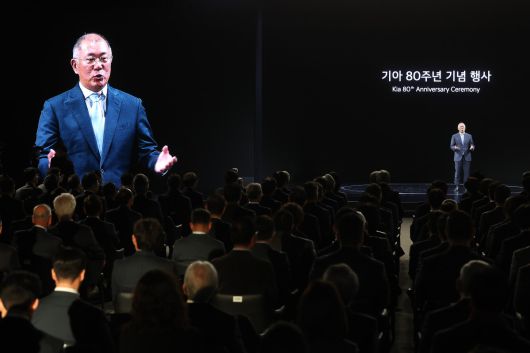정의선 현대차그룹 회장이 5일 경기 용인시 기아 비전스퀘어에서 열린 기아 80주년 기념식에서 발언하고 있다.