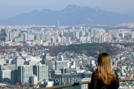 서울 남산에서 바라본 아파트 단지.