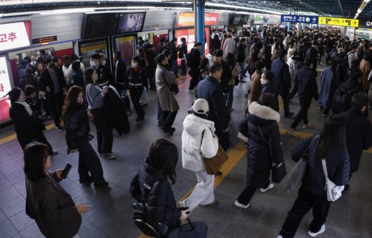 서울 지하철 1~8호선을 운영하는 서울교통공사 노동조합이 준법운행에 돌입한 1일 서울 지하철 1호선 신도림역 승강장에서 시민들이 출근길 발걸음을 재촉하고 있다.