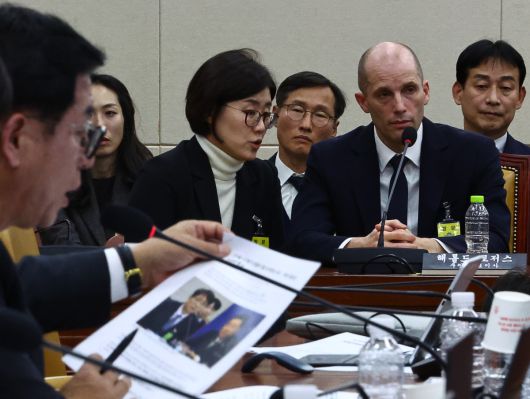 해롤드 로저스 쿠팡 임시 대표가 17일 오전 서울 여의도 국회 과학기술정보방송통신위원회 전체회의에서 열린 쿠팡 침해사고 관련 청문회에 이상휘 국민의힘 의원의 김병기 더불어민주당 원내대표 관련 질의를 듣고 있다.