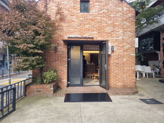 무신사 지원으로 성수동 팝업매장 더커피에 설치된 경사로. 출처: 필자 제공