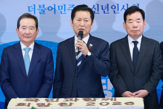 더불어민주당 정청래 대표가 새해 첫날인 1일 서울 여의도 중앙당사 당원존에서 열린 신년인사회에 참석해 발언하고 있다. 왼쪽부터 상임고문인 정세균 전 국무총리, 정 대표, 상임고문인 김진표 전 국회의장. 2026.1.1