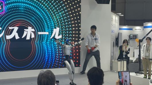 지난해 연말 일본 도쿄에서 열린 국제로봇전(iREX 2025) 전시에서 GMO AI&로보틱스가 중국산 휴머노이드에 시스템을 직접 입력해 춤추는 모습을 선보였다.