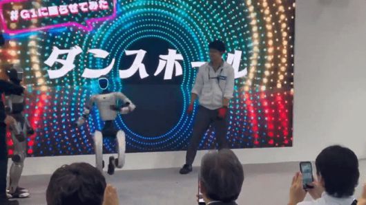 일본 GMO&AI로보틱스가 지난해 12월 일본 도쿄 국제로봇전(iREX2025)에서  중국 기업 유니트리의 휴머노이드 G1 제품이 안무를 하는 모습을 시연하고 있다. 이 휴머노이드에 탑재된 시스템은 GMO&AI로보틱스의 피지컬AI다.