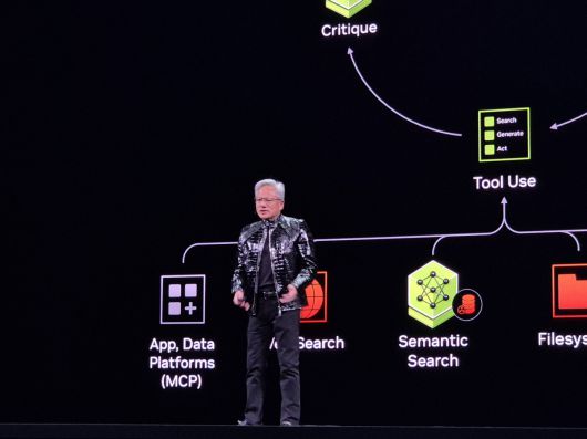 젠슨 황 엔비디아 최고경영자(CEO)가 5일(현지시간) 미국 라스베이거스 퐁텐블루 호텔에서 특별 연설을 진행하고 있다.