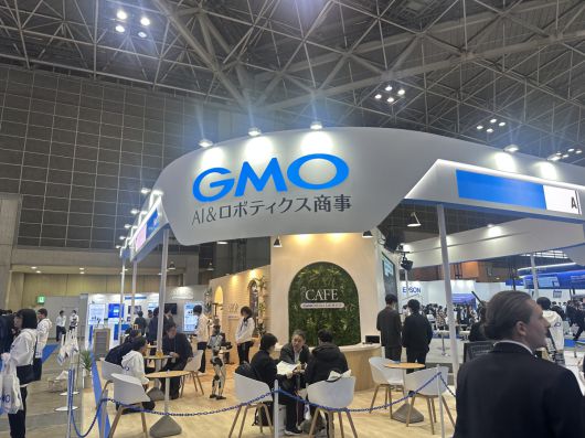 지난해 연말 일본 도쿄에서 열린 국제로봇전(iREX 2025) 전시장에 마련된 GMO AI&로보틱스 전시관 모습