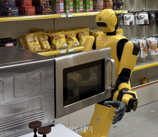 지난해 12월 12일 방문한 중국 선전의 덱스포스(DEXFORCE) 본사 2층에서 휴머노이드 로봇이 편의점에서 제품을 전자레인지에 넣고 있다.