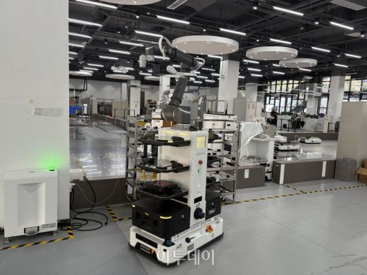 지난해 12월 12일 방문한 중국 선전의 YOUIBOT AI 연구소에서 로봇이 반도체 공정에 투입되기 위한 자체 연구를 하고 있다.