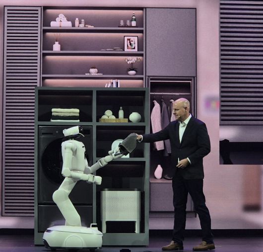 'LG 클로이드'가 세탁물을 건네받고 있다.