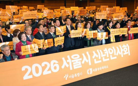 오세훈 서울시장과 최태원 대한상공회의소 회장 등이 7일 서울 중구 대한상의에서 열린 ‘2026 서울시 신년인사회’에서 새해 희망을 담은 단체 퍼포먼스를 하고 있다. 신태현 기자 holjjak@