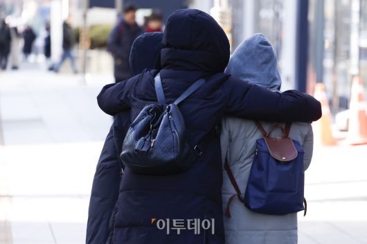 서울시가 서울 동북권과 서북권에 한파주의보 발효를 예고한 7일 서울 종로구 광화문광장 일대에서 두꺼운 외투와 방한용품으로 무장한 시민들이 발걸음을 옮기고 있다. 이날 서울시는 오후 9시부터 서울 동북권과 서북권에 한파주의보를 발효한다고 밝혔다. 이번 한파주의보는 서울 동북권(도봉구·노원구·강북구·성북구·동대문구·중랑구·성동구·광진구)과 서북권(은평구·종로구·마포구·서대문구·중구·용산구) 14개 자치구에 발효된다. 조현호 기자 hyunho@