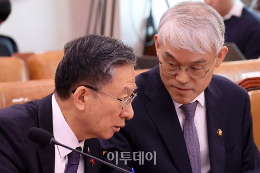 정성호(왼쪽) 법무부 장관과 천대엽 법원행정처장이 7일 서울 여의도 국회에서 열린 법제사법위원회 전체회의에서 대화하고 있다. 고이란 기자 photoeran@