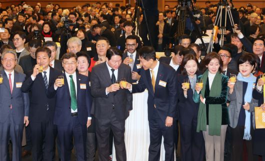 오세훈 서울시장과 최태원 대한상공회의소 회장 등이 7일 서울 중구 대한상의에서 열린 ‘2026 서울시 신년인사회’에서 건배하고 있다. 신태현 기자 holjjak@