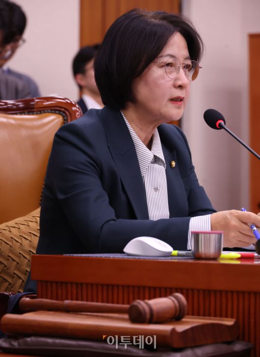 7일 서울 여의도 국회에서 열린 법제사법위원회 전체회의에서 추미애 위원장이 발언을 하고 있다. 고이란 기자 photoeran@