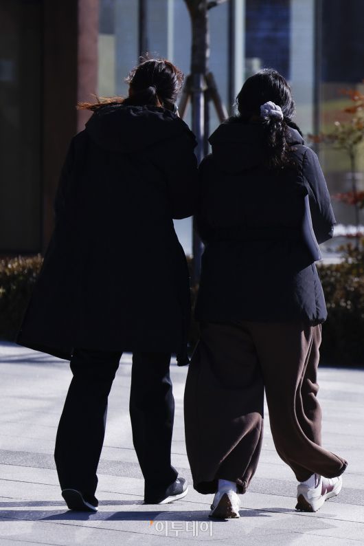 서울시가 서울 동북권과 서북권에 한파주의보 발효를 예고한 7일 서울 종로구 광화문광장 일대에서 두꺼운 외투와 방한용품으로 무장한 시민들이 발걸음을 옮기고 있다. 이날 서울시는 오후 9시부터 서울 동북권과 서북권에 한파주의보를 발효한다고 밝혔다. 이번 한파주의보는 서울 동북권(도봉구·노원구·강북구·성북구·동대문구·중랑구·성동구·광진구)과 서북권(은평구·종로구·마포구·서대문구·중구·용산구) 14개 자치구에 발효된다. 조현호 기자 hyunho@