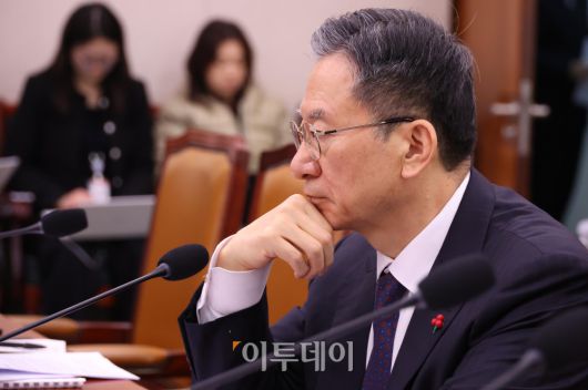 정성호 법무부 장관이 7일 서울 여의도 국회에서 열린 법제사법위원회 전체회의에 참석하고 있다. 고이란 기자 photoeran@