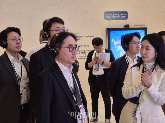 장덕현 삼성전기 사장이 6일(현지시간) 미국 라스베이거스 윈 호텔에 마련된 삼성전자 전시관에서 마이크로 RGB TV를 보고 있다.