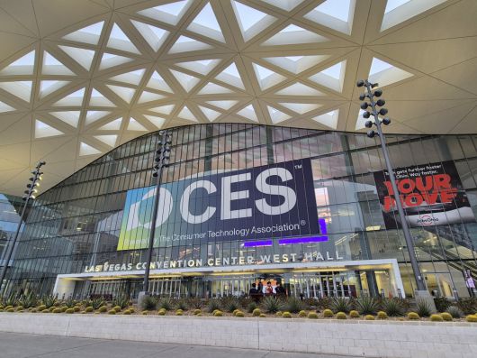 미국 라스베이거스컨벤션센터(LVCC) 웨스트홀 외벽에 CES 옥외광고가 설치돼 있다.