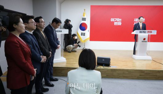 장동혁 국민의힘 대표가 7일 서울 여의도 중앙당사에서 열린 긴급기자회견에서 당 쇄신안을 발표하며 12.3 비상계엄에 대해 사과하고 있다. 조현호 기자 hyunho@