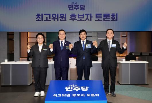 더불어민주당 최고위원 보궐선거에 출마한 문정복(왼쪽부터), 이건태, 이성윤, 강득구 후보가 7일 서울 마포구 JTBC에서 열린 최고위원 보궐선거 제3차 합동토론회에 앞서 기념촬영을 하고 있다. 국회사진기자단